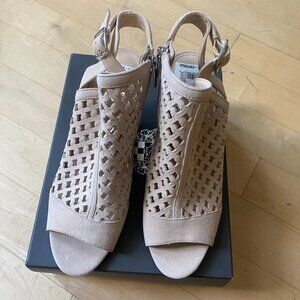 Vince Camuto BNWT Women's suede tan sz 10M "emperla" cage sandal cone heel